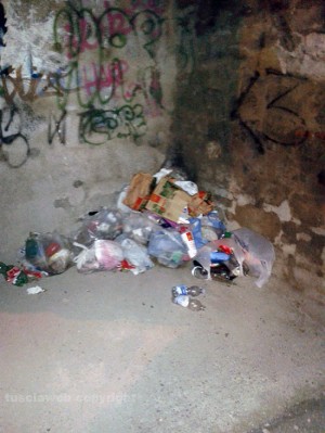 I rifiuti abbandonati a porta san Leonardo