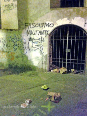 Cartacce e scritte sui muri a largo don Alceste Grandori