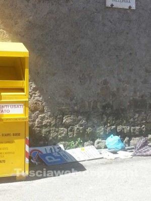 I cartelli divelti a piazza Sallupara 