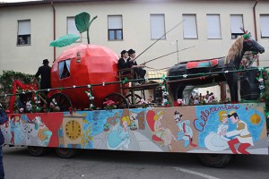 I carri allegorici per la festa delle ciliegie