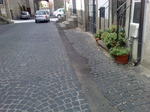 Il selciato rattoppato con l'asfalto a Pianoscarano