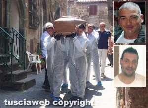 Barbarano Romano - La bara di uno dei cugini portata fuori dalla casa - Nei riquadri Fausto Fortuna e Adriano Fortuna