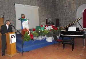Il vice sindaco di Montefiascone, Nando Fumagalli, durante il concerto in memoria di Paolo Lozzi