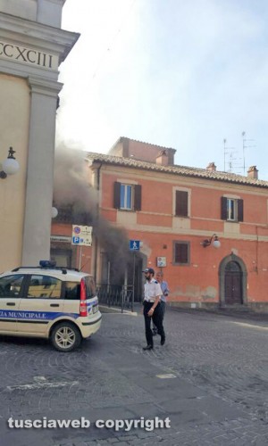 Canino - In fiamme l'archivio della Unicredit