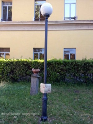 Il lampione pericolante ai giardini di porta della Verità
