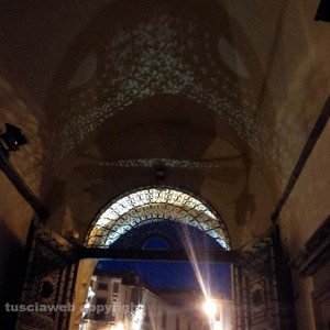 Il cortile di palazzo dei Priori di notte