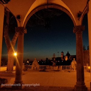 Il giardino di palazzo dei Priori al tramonto