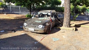 La macchina distrutta parcheggiata al Pilastro