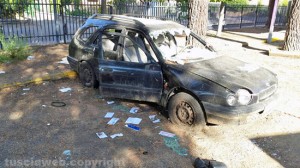La macchina distrutta parcheggiata al Pilastro