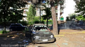 La macchina distrutta parcheggiata al Pilastro