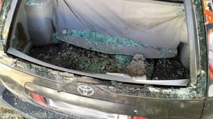 La macchina distrutta parcheggiata al Pilastro