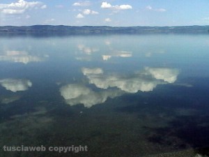 Nuvole riflesse sul lago di Bolsena