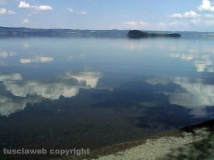 Nuvole riflesse sul lago di Bolsena