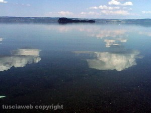 Nuvole riflesse sul lago di Bolsena