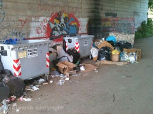 Viterbo - Rifiuti in strada Castiglione