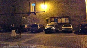Le auto parcheggiate a piazza san Lorenzo