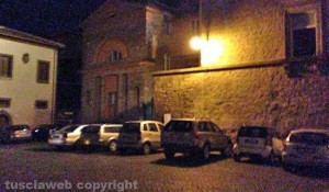 Le auto parcheggiate a piazza san Lorenzo