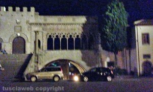 Le auto parcheggiate a piazza san Lorenzo