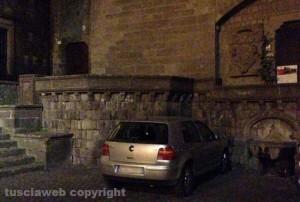 Le auto parcheggiate a piazza san Lorenzo