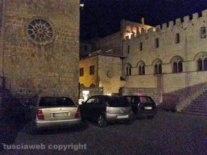 Le auto parcheggiate a piazza san Lorenzo