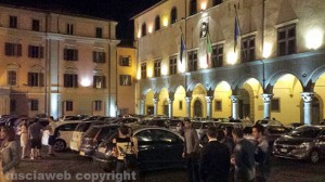 Le auto parcheggiate a piazza del Comune