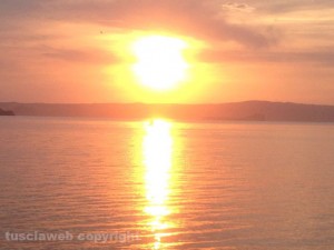 Il tramonto sul lago di Bolsena dal lungolago di Montefiascone