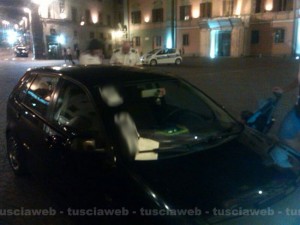 Viterbo - Piazza del comune - Sosta selvaggia in centro, decine di multe e rimozioni