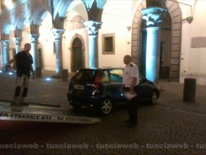 Viterbo - Piazza del Comune - Sosta selvaggia in centro, decine di multe e rimozioni