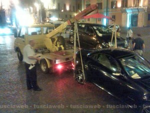 Viterbo - Piazza del comune - Sosta selvaggia in centro, decine di multe e rimozioni
