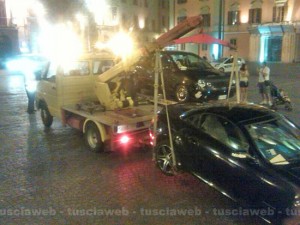 Viterbo - Piazza del comune - Sosta selvaggia in centro, decine di multe e rimozioni