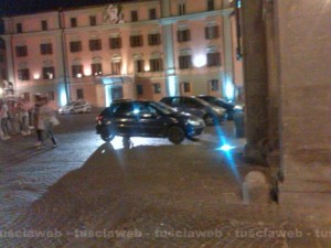Viterbo - Piazza del comune - Sosta selvaggia in centro, decine di multe e rimozioni