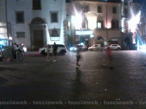 Viterbo - Piazza del comune - Sosta selvaggia in centro, decine di multe e rimozioni