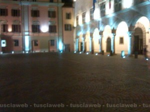 Viterbo - Piazza del comune - Sosta selvaggia in centro, decine di multe e rimozioni