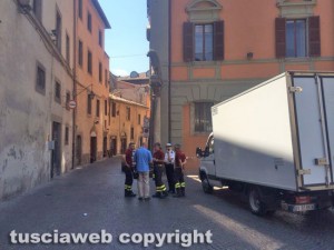 Leone a rischio crollo - Vigili del fuoco e polizia locale sul posto