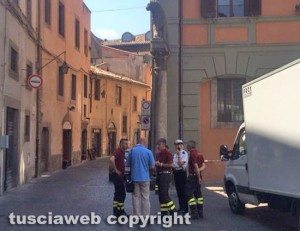 Leone a rischio crollo - Vigili del fuoco e polizia locale sul posto