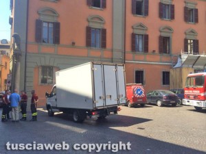 Leone a rischio crollo - Vigili del fuoco e polizia locale sul posto