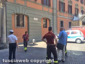 Leone a rischio crollo - Vigili del fuoco e polizia locale sul posto