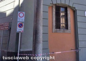 Leone a rischio crollo - Vigili del fuoco e polizia locale sul posto