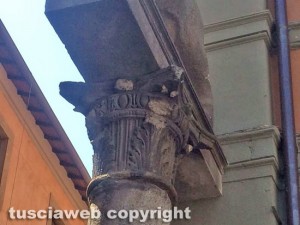 Leone di piazza del comune a rischio crollo