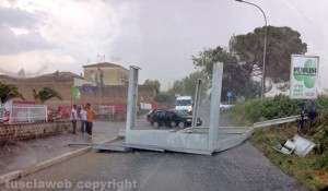 Civita Castellana - La tettoia dell'autolavaggio distrutta