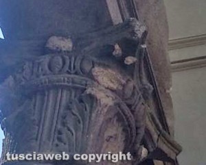Leone di piazza del comune a rischio crollo