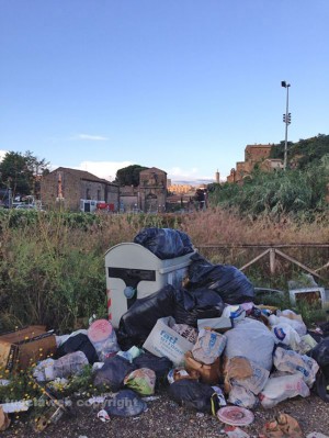 L'immondizia fuori porta Faul