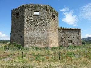Il rudere della chiesa di san Giovanni in val di lago a San Lorenzo Nuovo