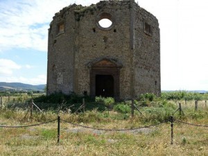 Il rudere della chiesa di san Giovanni in val di lago a San Lorenzo Nuovo