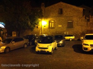 Le auto parcheggiate nonostante il divieto