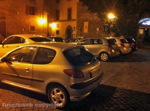 Le auto parcheggiate nonostante il divieto