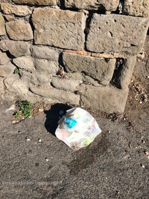 Via delle Fortezze da mesi piena di immondizia