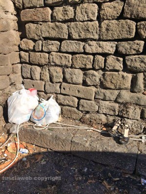 Via delle Fortezze da mesi piena di immondizia
