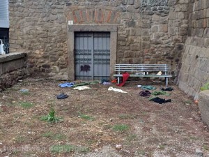 Vestiti sparsi fuori porta del Carmine