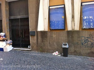 I rifiuti abbandonati per strada davanti all'ex Metropolitan